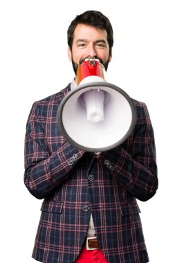 İyi giyimli adam bir megafon beyaz arka plan üzerinde tutan