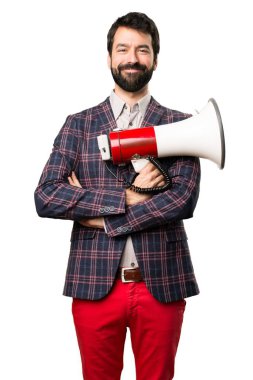 Mutlu iyi giyinmiş bir megafon beyaz arka plan üzerinde tutan adam