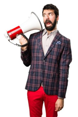 İyi giyimli adam bir megafon beyaz arka plan üzerinde tutan
