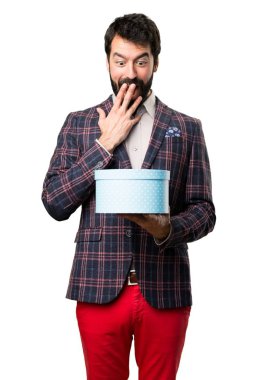 İyi giyimli adam bir hediye beyaz arka plan üzerinde tutan