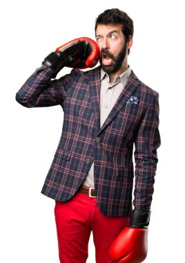 Beyaz arka plan üzerinde boks eldivenli iyi giyimli adam