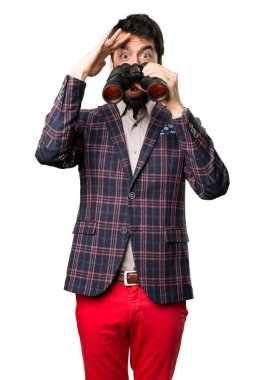 Sürpriz iyi giyimli adam beyaz arka plan üzerinde dürbün ile