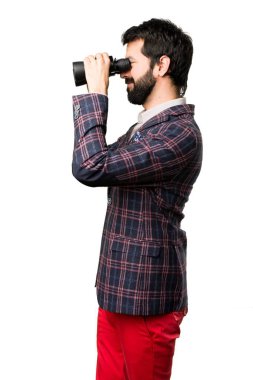 Beyaz arka plan üzerinde dürbün ile iyi giyimli adam