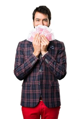 İyi giyimli adam beyaz arka plan üzerinde bir sürü para alarak