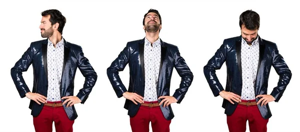 Человек в пиджаке смотрит вверх, вниз и боком — стоковое фото