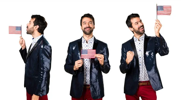 Чоловік з курткою тримає американський прапор — стокове фото
