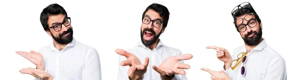 Pohledný muž s brýlemi představí něco a ukazoval boční — Stock fotografie