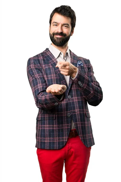 Hombre bien vestido sosteniendo algo sobre fondo blanco — Foto de Stock