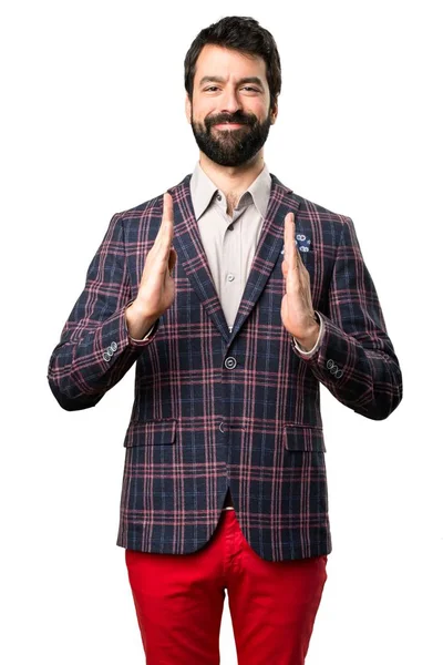 Hombre bien vestido sosteniendo algo sobre fondo blanco — Foto de Stock