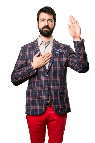 Hombre bien vestido haciendo un juramento sobre fondo blanco — Foto de Stock