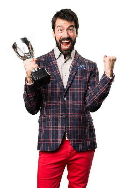 Feliz hombre bien vestido sosteniendo un trofeo sobre fondo blanco —  Fotos de Stock