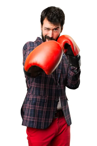 Hombre bien vestido con guantes de boxeo sobre fondo blanco —  Fotos de Stock