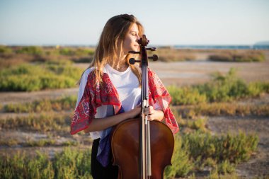 Çellosunu dış ile genç güzel kız