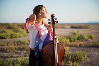 Çellosunu dış ile genç güzel kız