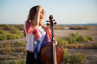 Çellosunu dış ile genç güzel kız
