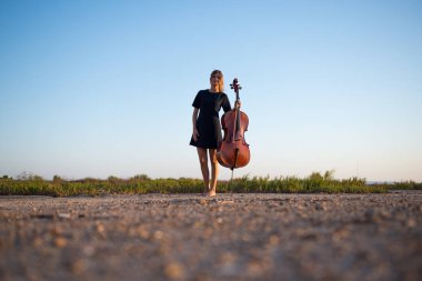 Çellosunu dış ile genç güzel kız