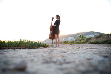 Çellosunu dış ile genç güzel kız