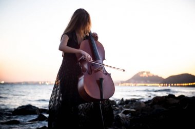 Çellosunu dış ile genç güzel kız