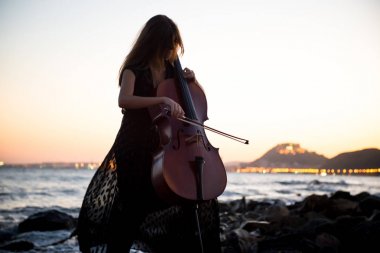 Çellosunu dış ile genç güzel kız