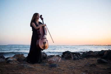 Çellosunu dış ile genç güzel kız