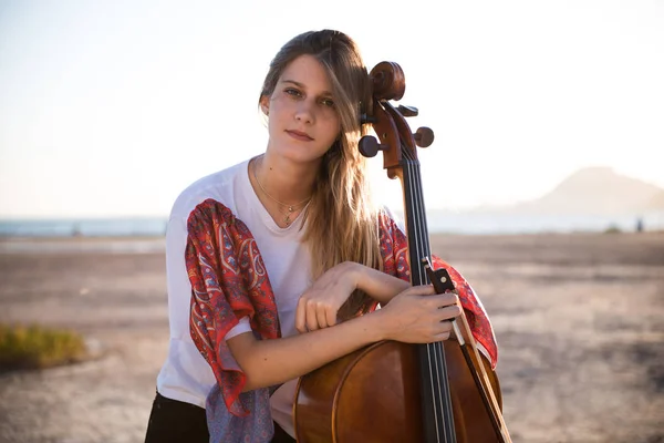 Jovem menina bonita com seu violoncelo no exterior — Fotografia de Stock