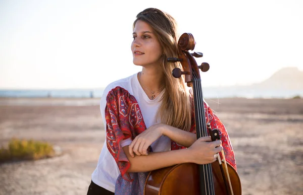 Jovem menina bonita com seu violoncelo no exterior — Fotografia de Stock