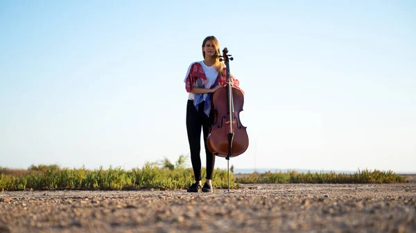 Krásná mladá dívka s její violoncello na vnější — Stock fotografie