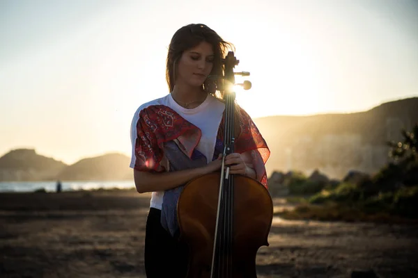 Jovem menina bonita com seu violoncelo no exterior — Fotografia de Stock