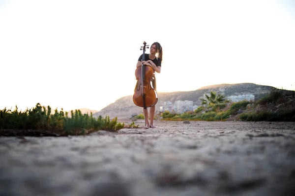 Jovem menina bonita com seu violoncelo no exterior — Fotografia de Stock