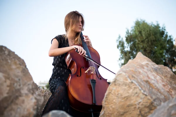 Jovem menina bonita com seu violoncelo no exterior — Fotografia de Stock