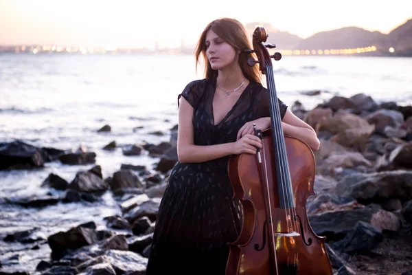 Jovem menina bonita com seu violoncelo no exterior — Fotografia de Stock