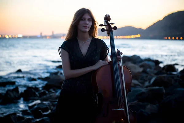 Jovem menina bonita com seu violoncelo no exterior — Fotografia de Stock