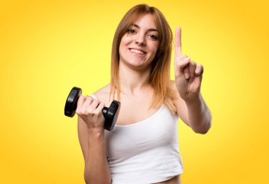 Güzel spor kadın renkli ba teke sayma dumbbells ile