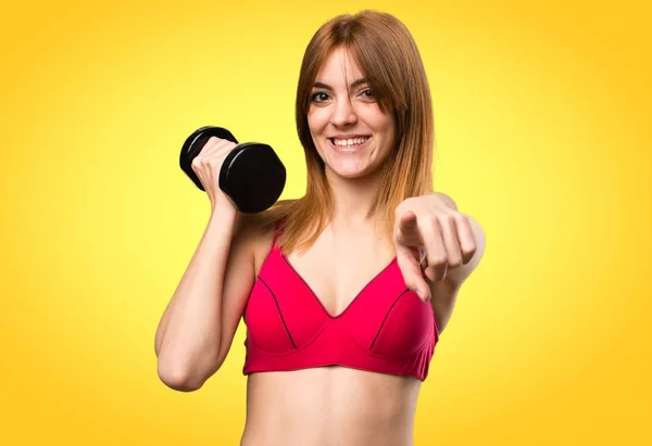 Güzel spor kadın co cephesinde görev çubuğunu dumbbells ile — Stok fotoğraf