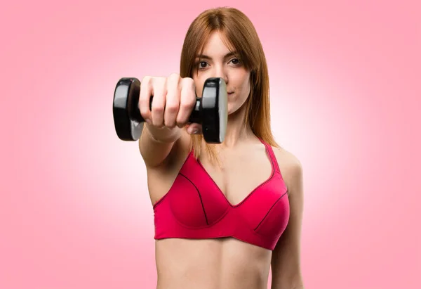 Güzel spor kadın renkli arka plan üzerinde dumbbells ile — Stok fotoğraf
