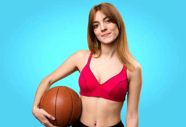 Jovem mulher esporte com bola de basquete no fundo colorido — Fotografia de Stock