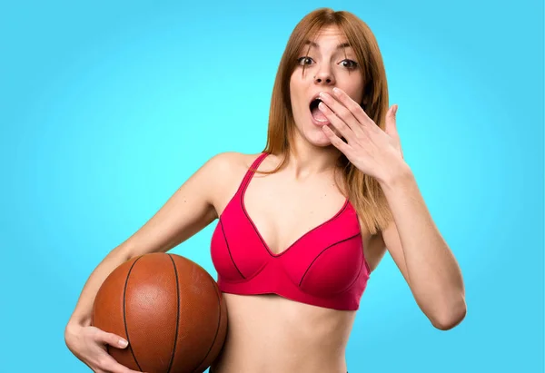 Genç kadın renkli arka plan üzerinde basketbol topu ile spor — Stok fotoğraf