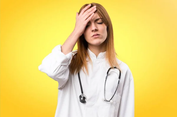 Gefrustreerd jonge dokter vrouw op kleurrijke achtergrond — Stockfoto