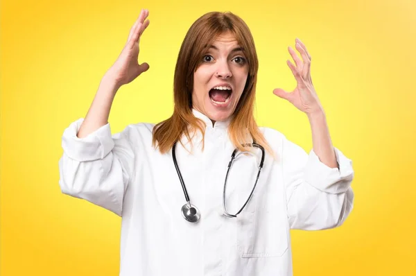 Frustrerade unga läkare kvinna på färgstarka bakgrund — Stockfoto