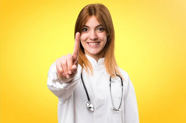 Jonge dokter vrouw tellen op kleurrijke achtergrond — Stockfoto