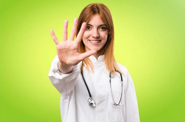 Jonge dokter vrouw tellen vijf op kleurrijke achtergrond — Stockfoto