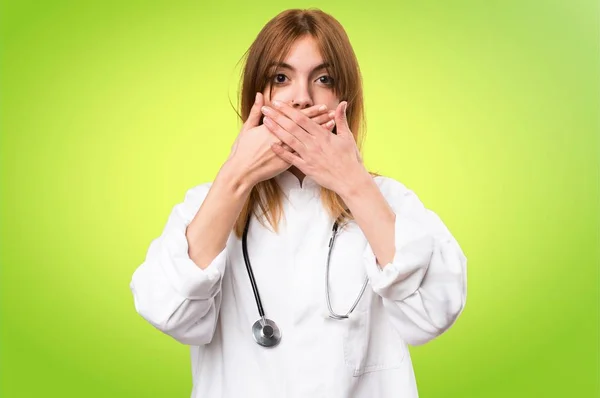 Jonge dokter vrouw die betrekking hebben op haar mond op kleurrijke achtergrond — Stockfoto