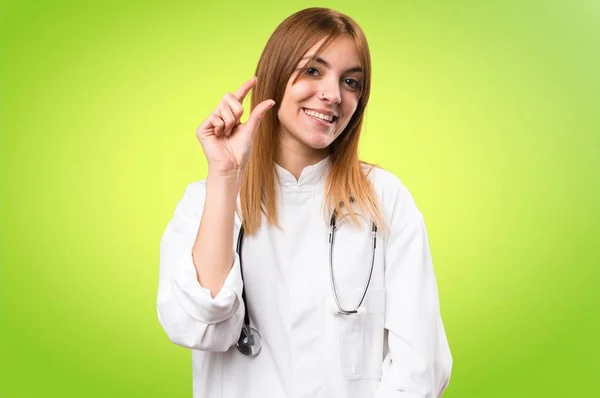 Jonge dokter vrouw klein teken op kleurrijke achtergrond maken — Stockfoto