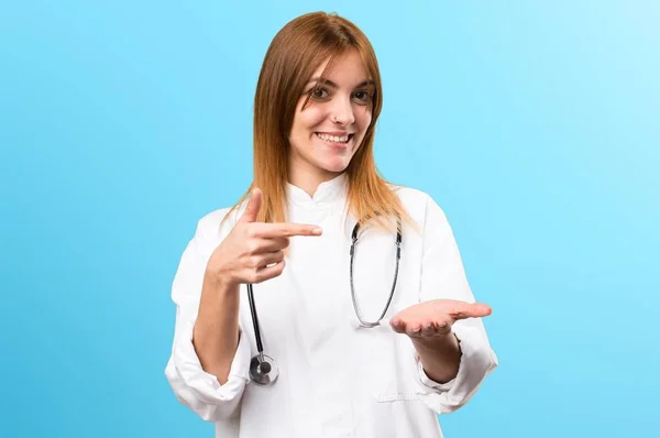 Jonge dokter vrouw met iets op de kleurrijke achtergrond — Stockfoto