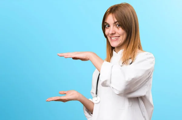 Jonge dokter vrouw met iets op de kleurrijke achtergrond — Stockfoto