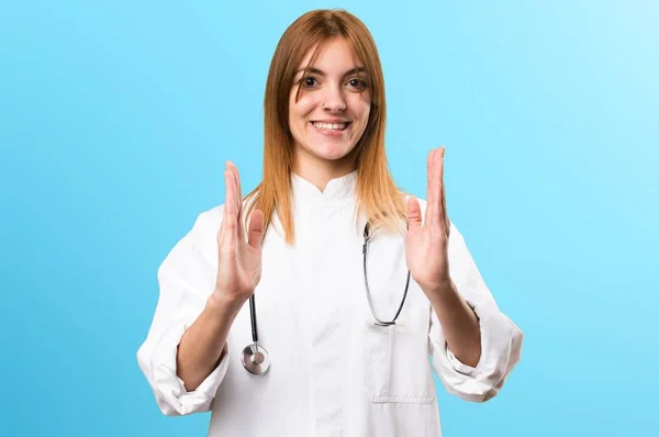 Jonge dokter vrouw met iets op de kleurrijke achtergrond — Stockfoto