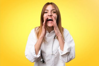 Renkli arka plan üzerinde bağırarak genç doktor kadın