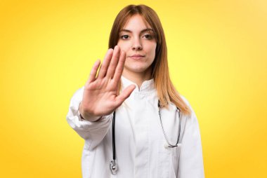 Genç doktor kadın kırmızı renkli arka plan üzerinde yapma