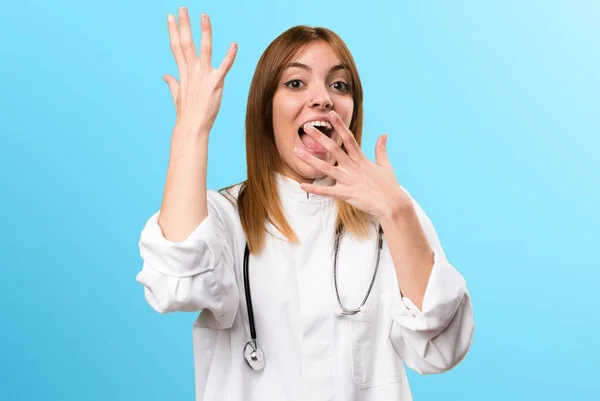 Ung läkare kvinna gör överraskning gest på färgstarka bakgrund — Stockfoto