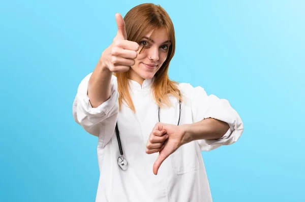 Jonge dokter vrouw goed-slecht teken op kleurrijke achtergrond maken — Stockfoto